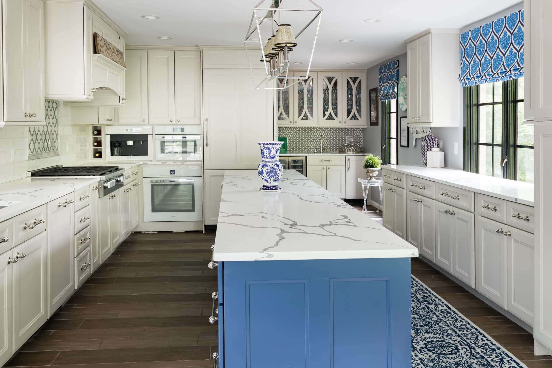 Cream & navy, wide view
